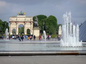 Museum Louvre - Blick auf den Triumphbogen des Carrousel, von den Springbrunnen des Hofs Napoléon aus