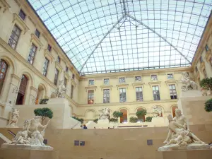 Museum Louvre - Flügel Richelieu: Hof Marly und seine Sammlung mit französischen Skulpturen