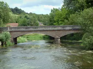 Mussy-sur-Seine - Puente sobre el río (el Sena) y los árboles en las riberas de los ríos
