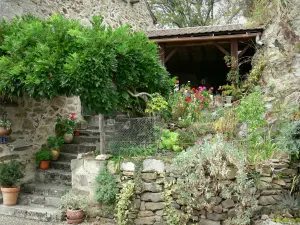 Najac - Petit jardin fleuri