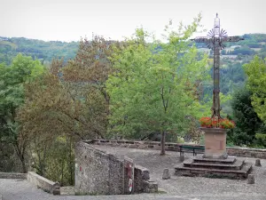 Najac - Croix avec vue sur le paysage verdoyant alentour