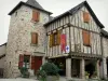 Najac - Maison à pans de bois de la place du Faubourg abritant l'office de tourisme de Najac