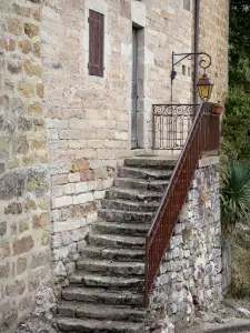 Najac - Escalier d'une maison en pierre