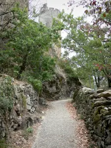 Najac - Rue du Château avec vue sur le donjon de la forteresse royale