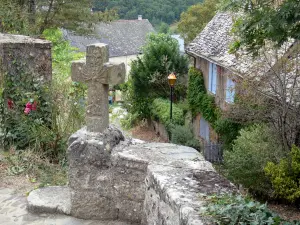 Najac - Croix et maison du village médiéval