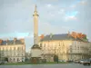 Nantes - Coloque Maréchal-Foch com estátua de Louis XVI e edifícios, nuvens no céu