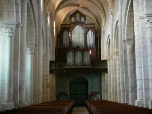 Nantua church - Inside the Saint-Michel abbey: nave and organ by Nicolas-Antoine Lété