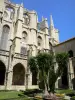 Narbona - Narbonne: Jardín del claustro y la catedral de Saint-Just-et-Saint-Pasteur
