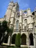 Narbona - Narbonne: Catedral de Saint-Just-et-Saint-Pasteur con vistas al jardín del claustro