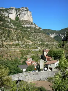 Nationaal Park van de Cevennen - Gorges de la Jonte: kalkstenen kliffen met uitzicht op het gehucht La Caze (Saint-Pierre-des-Tripiers)