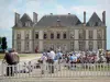 Nationalgestüt Haras du Pin - Schlossfassade, Reiter mit Pferd und Zuschauer während der Jeudis du Pins (Pferdespektakle); auf der Gemeinde Le Pin-au-Haras