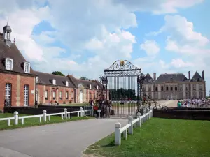 Nationalgestüt Haras du Pin - Eingangsgitter, Ehrenhof, Schloss und seine Nebengebäude; auf der Gemeinde Le Pin-au-Haras