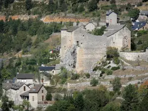 Nationalpark der Cevennen - Schloss von Prades und Häuser des Weilers Prades, auf der Gemeinde Sainte-Enimie, in den Schluchten des Tarn