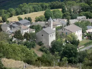 Nationalpark der Cevennen - Blick auf das Dorf Pompidou von dem Steilhang der Cevennen aus