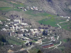 Nationalpark Écrins - Dorf Orcières: Kirchturm der Kirche Saint-Laurent, Häuser, Wohngebäude, Strasse und Wiesen; im Champsaur