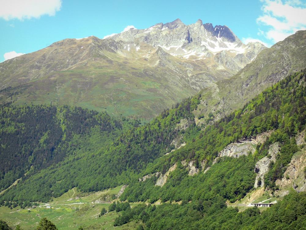 Nationalpark der Pyrenäen - Landschaft bergig und grün der Pyrenäen-Gebirgskette
