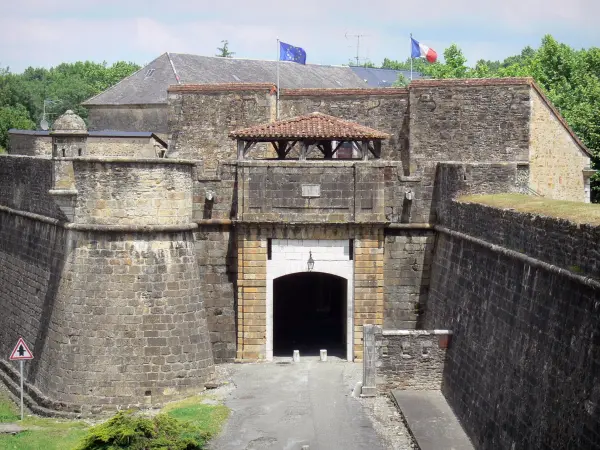 Navarrenx - Porte Saint-Antoine en wallen van het versterkte bastide in Bearn