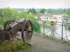 Navarrenx - Canon en premier plan avec vue sur le pont enjambant le gave d'Oloron