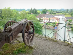 Navarrenx - Kanone vorne, mit Blick auf die Brücke überspannend den Fluss Oloron