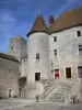 Nemours - Logis, avec sa tour ronde, et donjon carré du château médiéval (château-musée)