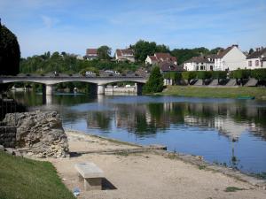 Nemours - Rives du Loing et pont enjambant la rivi&egrave;re