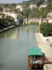 Nérac - Rivière Baïse, bateau, quais, vieux pont et maisons de la cité médiévale ; dans le Pays d'Albret