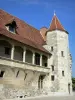 Nérac - Château Henri IV (museum): tower and Renaissance gallery of the stately lodge