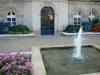 Néris-les-Bains - Spa: gevel van Spa (SPA), fontein en bloemperken