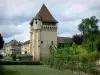 Nevers - Spazierweg der Stadtmauern und Tor Croux (mittelalterliches Turmtor)