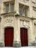 Nevers - Palais ducal (ancienne résidence des comtes et des ducs de Nevers) : détails sculptés de la tour centrale
