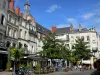 Nevers - Terrasse de café et façades de la place Saint-Sébastien, clocher du beffroi dominant l'ensemble