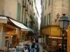 Nice - Ruelle du Vieux Nice avec ses boutiques de souvenirs