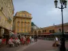 Nice - Le Cours Saleya avec ses terrasses de cafés, dans le Vieux Nice