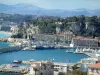 Nice - Vue sur le port de Nice et sur les montagnes en arrière-plan