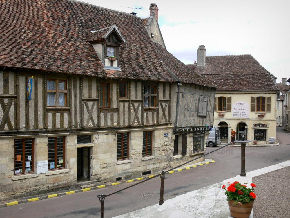 Guide de la Nièvre - Donzy - Maisons à pans de bois du village, pot de fleurs en premier plan