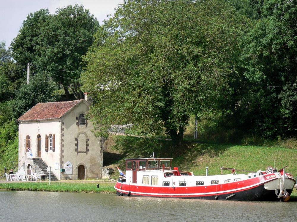 Guide de la Nièvre - Châtillon-en-Bazois - Maison éclusière au bord du canal du Nivernais et péniche amarrée