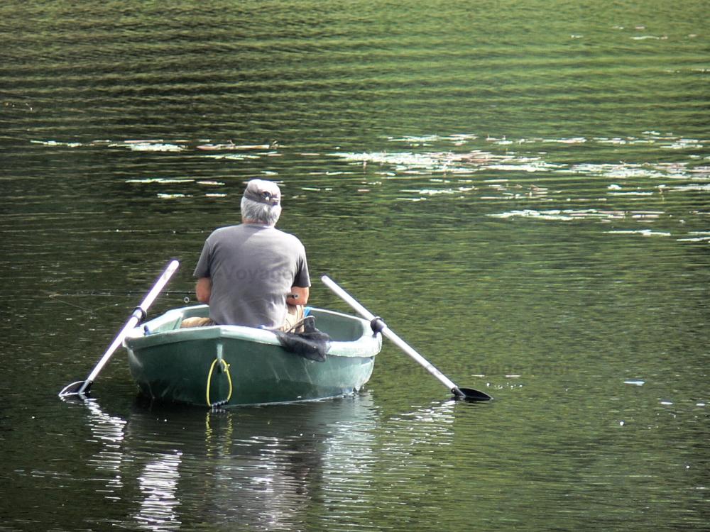 Guide de la Nièvre - Lac de Chaumeçon - Pêcheur en barque sur le plan d'eau ; dans le Parc Naturel Régional du Morvan