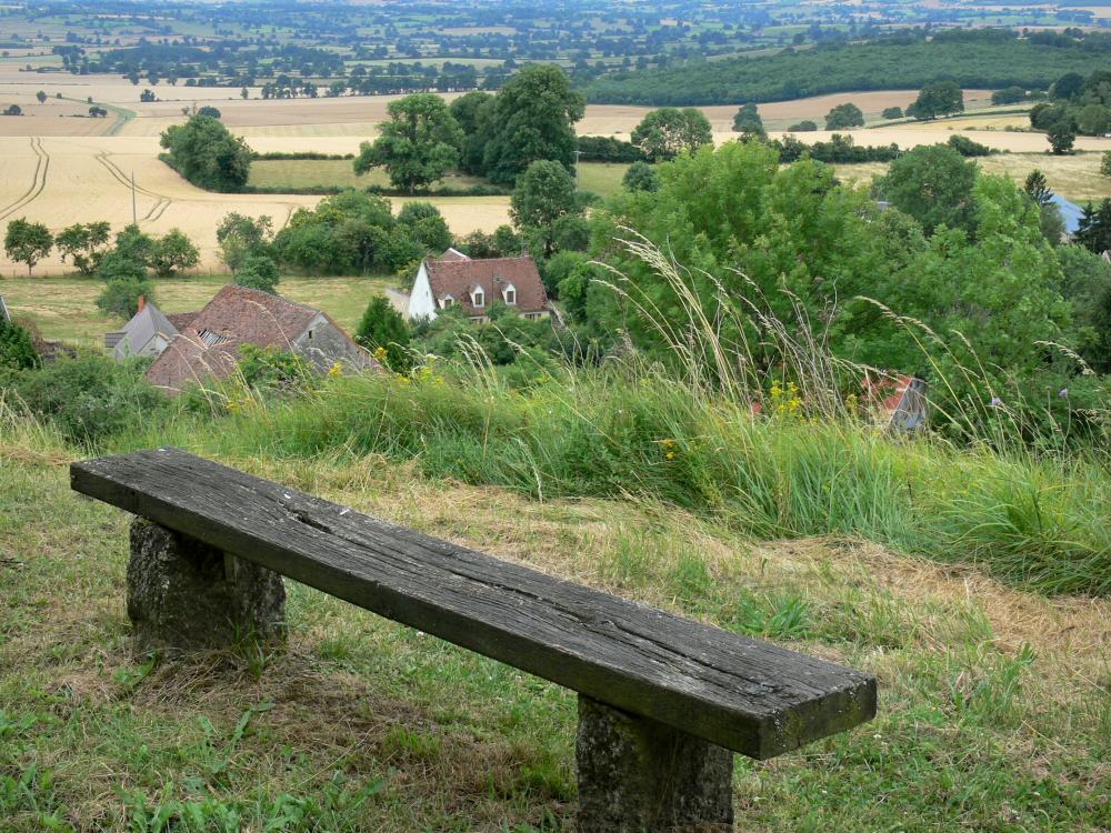 Guide de la Nièvre - Paysages de Bourgogne - Banc avec vue sur le Nivernais