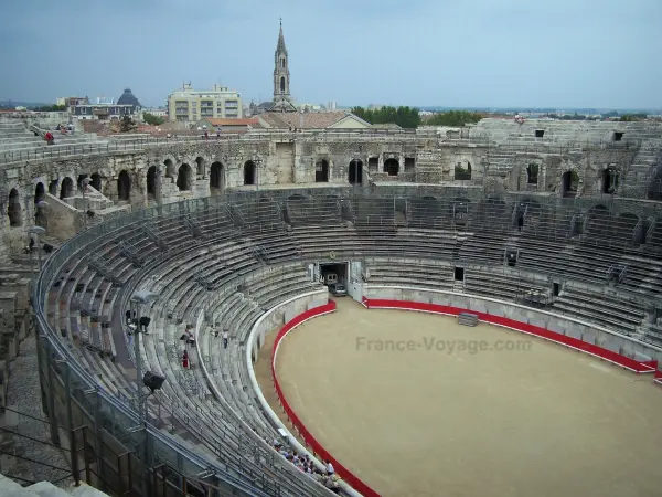 Nîmes - Arena (römisches Amphitheater) und Glockenturm der Kirche Sainte-Perpétue und Sainte-Félicité im Hintergrund