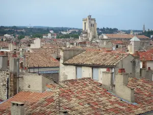 Nîmes - Blick auf die Häuserdächer der Altstadt und den Glockenturm der Kathedrale Notre-Dame und Saint-Castor