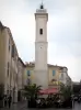 Nîmes - Tour de l'Horloge, terrasse de café et façades de maisons de la vieille ville