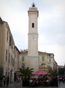 Nîmes - Uhrturm, Strassencafé und Häuserfassaden des Altstadtviertels