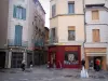 Nîmes - Häuserfassaden, Wasserfontäne und Geschäfte der Altstadt