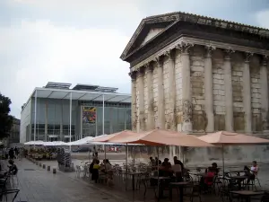 Nîmes - Platz Maison Carrée: Maison Carrée (antiker Tempel) rechts, Carré Art (modernes Gebäude bergend das zeitgenössische Kunstmuseum) links, und Strassencafé