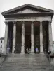Nîmes - Säulenvorbau des Maison Carrée mit seinen Säulen überragen von korinthischen Kapitellen