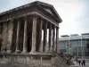 Nîmes - Piazza House (antico tempio, romano) in primo piano, e Carré d'Art (edificio moderno che ospita il Museo di Arte Contemporanea)