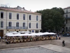 Nîmes - Strassencafé und Fassaden des Platzes Maison Carrée