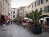 Nîmes - Place de l'Horloge : façades de maisons, terrasses de cafés et palmiers