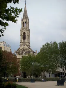 Nîmes - Glockenturm der Kirche Sainte-Perpétue und Sainte-Félicité und Bäume