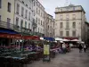 Nîmes - Piazza del Mercato: terrazze di ristoranti e facciate di edifici